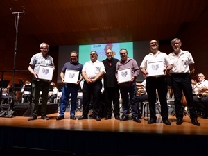 Los compositores Joan Enric Canet Todolí; Joan Alborch; Benjamín Francés, Josep Cano y el nuciero Ximo Cano junto a Ramón Lorente, director UM La Nucía, y Juan José Ivorra, pte. UM La Nucía