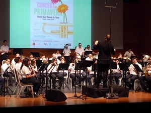 La banda de la Unió Musical y su director Ramón Lorente