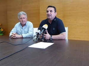 Serafín López, concejal de Empleo y Bernabé Cano, alcalde de La Nucía, en la presentación de la subvención