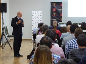 Conferencia inaugural “¿Es tu tesis una tesis?”,  a cargo del doctor Manuel Desantes