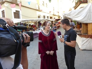 Conexión en directo para la televisión autonómica À Punt del Mercado Medieval de La Nucía