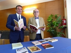 Miguel Guardiola y Bernabé Cano, junto a los libros publicados por Miguel Guardiola
