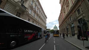 El autobús delante de la prestigiosa sala Musikverein