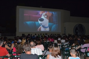 Más de 400 personas disfrutaron de la primera proyección del Cine Familiar Estival