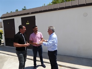 Santiago Cambra, resp. Iberdrola Benidorm junto al concejal Serafín López y Bernabé Cano, alcalde de La Nucía