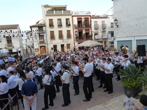 La banda de la Unió Musical La Nucía a su llegada a la plaça Major