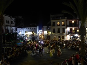 La ofrenda finalizaba con las tradicionales danzas en la plaça Major