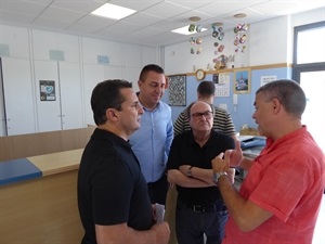Manel Gimeno, director del IES La Nucía, conversando con Bernabé Cano, alcalde de La Nucía y los ediles Pedro Lloret y Sergio Villalba.