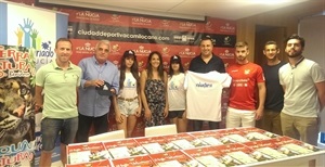 El acuerdo entre el Voluntariado y el Club de Fútbol La Nucía se rubricó en la sala de prensa del Pabellón