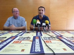 Manuel Alcalá, concejal de Hacienda y Bernabé Cano, alcalde de La Nucía en la presentación de la subvención