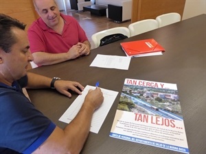 Bernabé Cano, alcalde de La Nucía, firmando su adhesión a esta campaña para pedir conectar el  Hospital  a la N-332