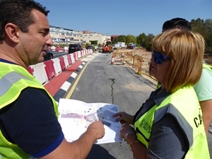 Obdulia Alonso, responsable de  Carreteras de la GVA y Bernabé Cano, alcalde de La Nucía mirando el plano de la futura rotonda