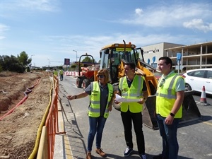 Obdulia Alonso, responsable Carreteras GVA y Bernabé Cano, alcalde de La Nucía, visitando las obras, junto al concejal Pepe Cano