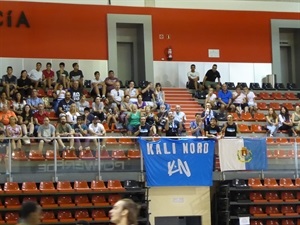 La Penya Kali Nord se desplazó desde Alicante para apoyar al equipo en La Nucía