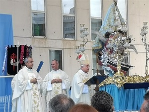 La eucaristía se realizó al aire libre en la plaza del Ayuntamiento de Benidorm