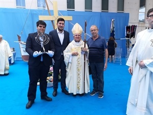 Los portadores de la reliquia Vicent y Julio, junto al obispo Jesús Murgui y Pepe Soler, presidente de l’Associació 2n. Centenari de l’Ermita de Sant Vicent.