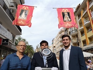 La reliquia de Sant Vicent desfiló junto a las dos imagenes por la calles de Benidorm