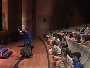 Los escolares han disfrutado del teatro mágico de "Mari Pompas"