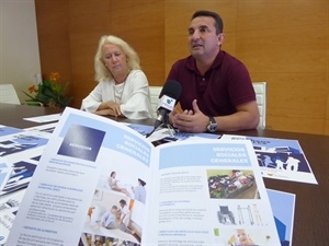 Beatriz Pérez-Hickman, concejala de Bienestar Social, Bernabé Cano, alcalde de La Nucía, en la presentación de la Guía
