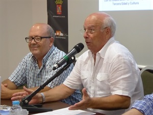 El escritor nuciero Manuel Sánchez durante su intervención