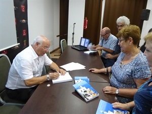 Al finalizar Manuel Sánchez firmó ejemplares de su nueva novela "El Concierto"