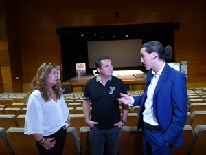 La ponente Fátima Martínez y el organizador Gerardo Salvador, conversando con Bernabé Cano, alcalde de La Nucía