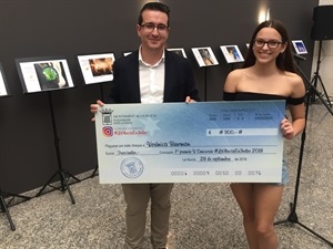 la nuciera Verónica Bowman, ganadora del concurso, recibió el premio de manos de Pepe Cano, concejal de Redes Sociales