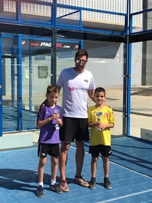 Rafa Humanes, organizador del torneo, junto a la pareja ganadora, Óscar Aranega e Iñaki Rebollo