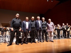 Los cinco compositores valencianos: Ximo Cano, Josep Cano, Joan Enric Canet, Benjamín Francés y Joan Alborch, que han participado en "Estellesíada" junto a Ramón Lorente, director de la Unió Musical La Nucía