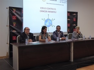 Bernabé cano, alcalde de La Nucía, y Pedro Lloret, concejal de Cultura, presentaron a la doctora Ana Patiño y  Marta Lipuzcoa, responsable del programa “niños contra el cáncer”