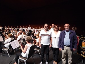 Gabriel Fernández, alcalde de Polop, Lina Cano, pta. AECC La Nucía y Bernabé Cano, alcalde de La Nucía durante el concierto