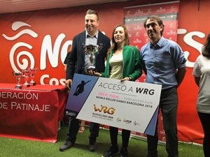 María Muñoz, recibió el premio de categoría abosula femenina de manos de Alexis Cebrián, director técnico de la Real Federación Española de patinaje y Sergio Villalba, concejal de Depoertes
