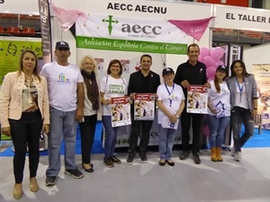 La Junta Local de AECC La Nucía junto a las concejalas Beatriz Pérez-Hickman y Eva Naranjo, Raúl Gómez, presidente del CF La Nucía, y Bernabé Cano, alcalde de La Nucía