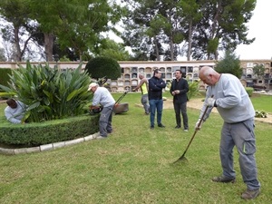 Los servicios técnicos municipales del Ayuntamiento de La Nucía han realizado una importante actuación en la jardinería del cementerio y sus exteriores
