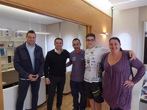 Bernabé Cano, alcalde de La Nucía, y Sergio Villalba, concejal de Deportes, recibieron a Miguel Bou y a sus padres antes del viaje