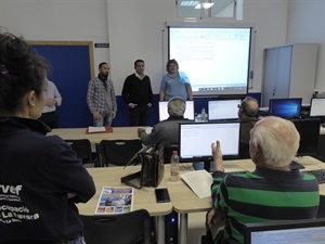 El alcalde, Bernabé Cano, visitó la nueva aula de Informática en la Escuela de Oficios