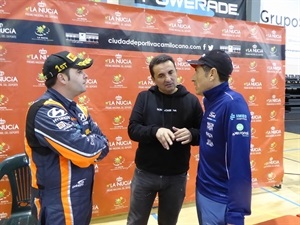 Los pilotos Iván Ares y Miguel Fuster dialogan con Bernabé Cano, alcalde de La Nucía, en 2018