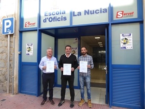 Antonio Olivo, director Esc. Oficios, Serafín López, concejal de Empleo y Bernabé Cano, alcalde de La Nucía, con el nuevo certificado ISO 9001