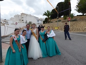 La reina Jero Arranz y su corte de honor junto a Bernabé Cano, alcalde de La Nucía, antes de la mascletà
