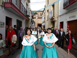 Las damas y reina de las Fiestas en la procesión