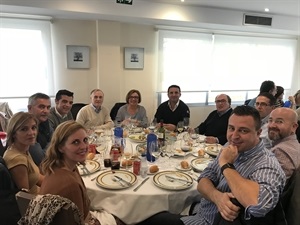 Paquita Dora, durante la comida de despedida, junto a miembros del equipo de gobierno