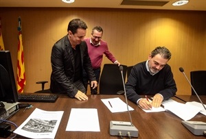 En la firma Bernabé Cano, alcalde de La Nucía ha coincidido con Vicente Arques, alcalde de Alfas del Pi y Antonio Pérez, alcalde de Benidorm