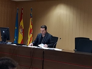 Bernabé Cano, alcalde de La Nucía, firmando su adhesión a este escrito de la Junta de Personal del Hospital Comarcal