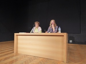 Gemma Márquez, concejala de Igualdad, junto a Margarita Luján, presidenta de la Asociación "Mujeres con Voz" en la presentación de la charla