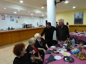 Bernabé Cano, alcalde de La Nucía, saludando