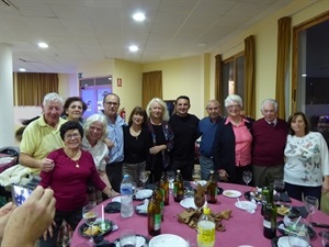Grupo de Intercambio de Idiomas de "La Casilla" junto a Bernabé Cano, alcalde de La Nucía y Beatriz Pérez-Hickman, concejala de Tercera Edad