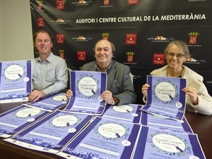 Pedro Lloret, concejal de Cultura, junto a Guy Verhelst, director de los coros, y  Hazel Hiles, directora de l'Escola de Ball Modern Les Nits de La Nucía