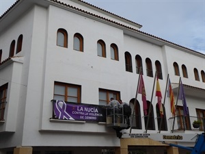 Ayuntamiento de La Nucía ha colgado una pancarta en la fachada del edificio