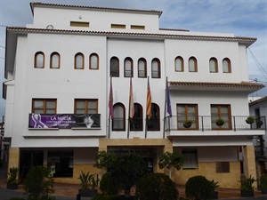 La Fachada del Ayuntamiento de La Nucía mantendrá la pancarta como repulsa a la Violencia de género