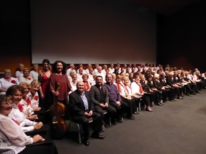 Bernabé Cano, alcalde de La Nucía, y Pedro Lloret, concejal de Cultura, junto al director del concierto, Guy Verhelst  y los intérpretes